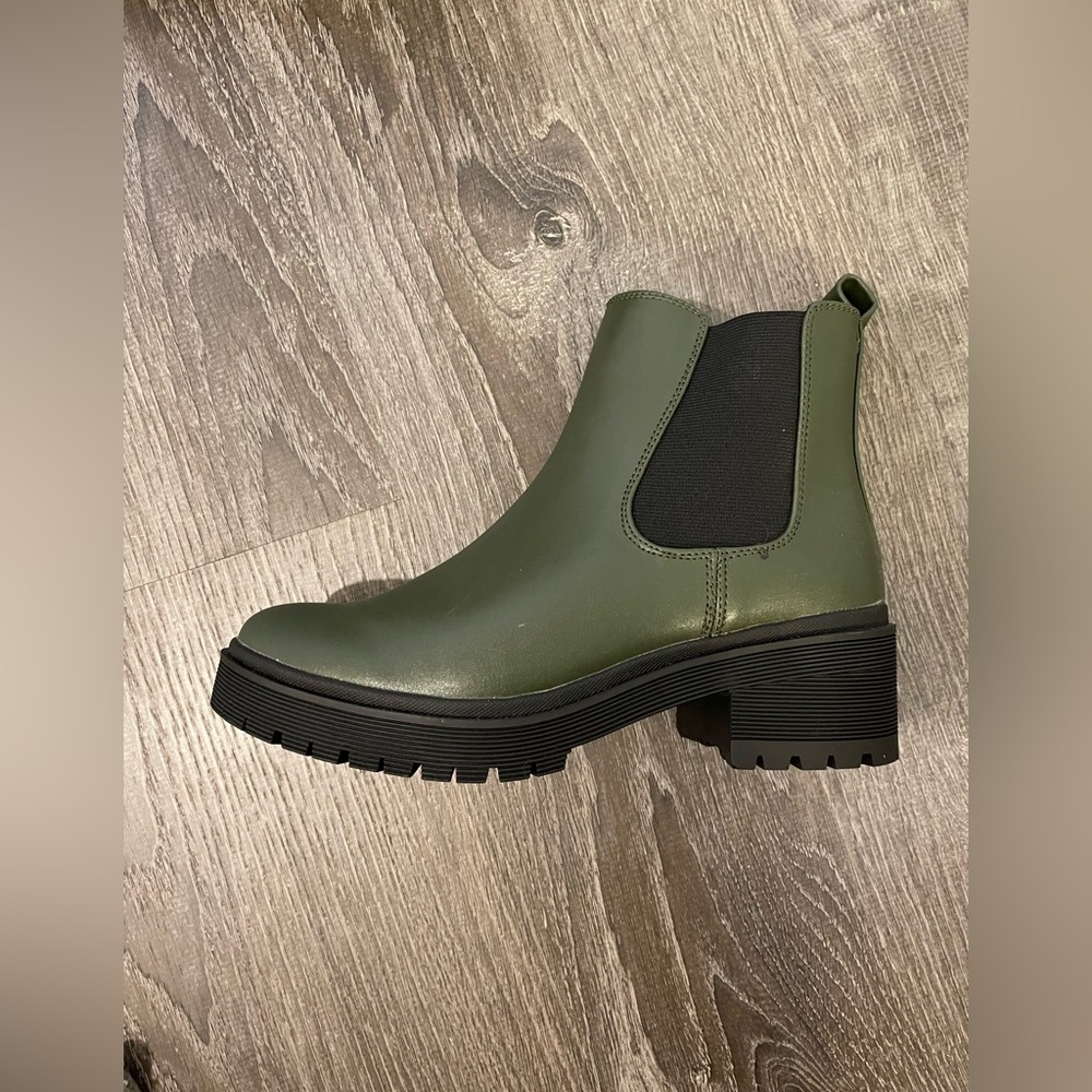 Army green Chelsea boots Size 7